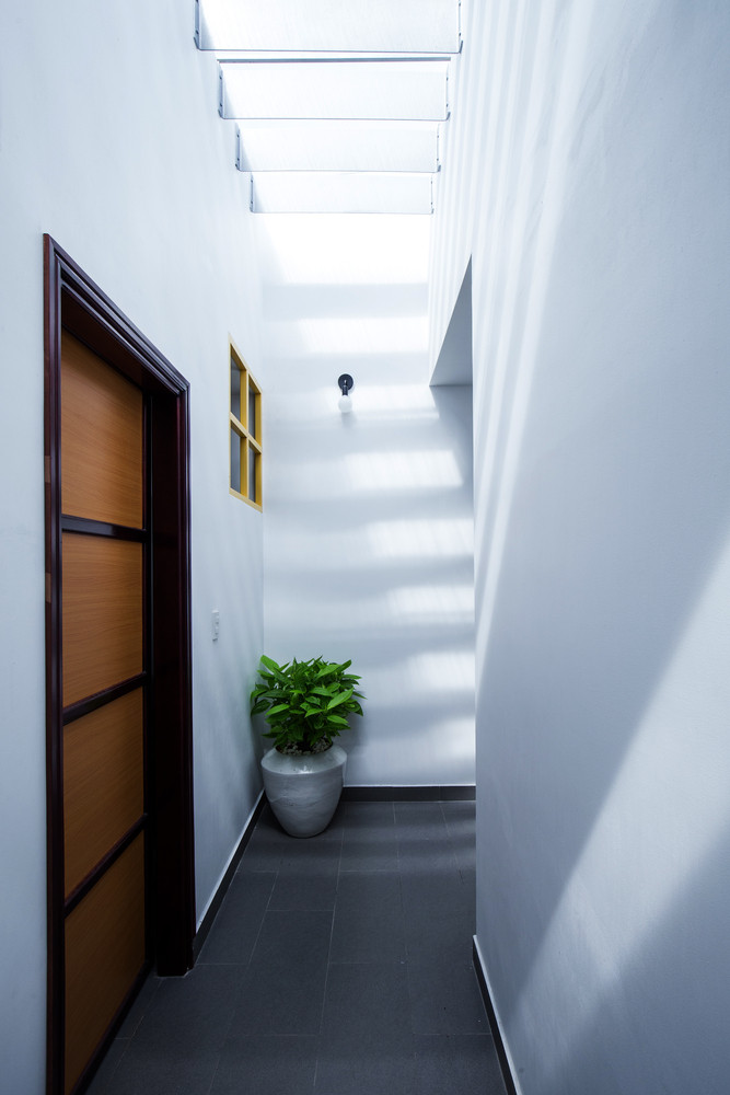 Tuy được thiết kế theo kiểu “hang động” nhưng tất cả các ban phòng bên trong ngôi nhà luôn ngập đầy ánh sáng tự nhiên và cây cỏ.