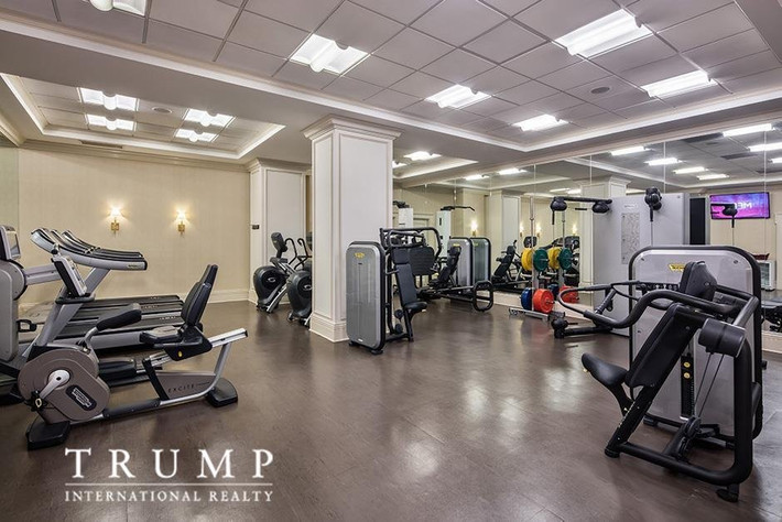 Ngay cạnh căn hộ siêu sang này là khu vực tập gym với hệ thống máy móc hiện đại.