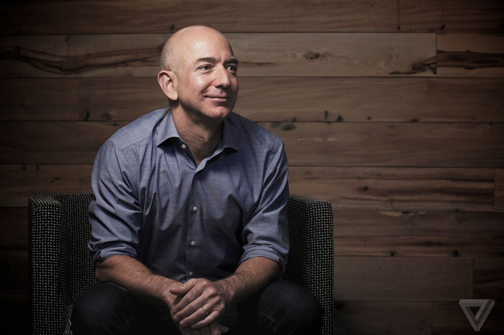 Giàu nhất Bắc Mỹ đồng thời cũng là người giàu nhất thế giới là ông chủ Amazon Jeff Bezos với tổng tài sản 97,7 tỷ USD, vượt qua cả vượt Bill Gates và bỏ xa tỷ phú đầu tư Warren Buffett. (Ảnh Vox-cdn)