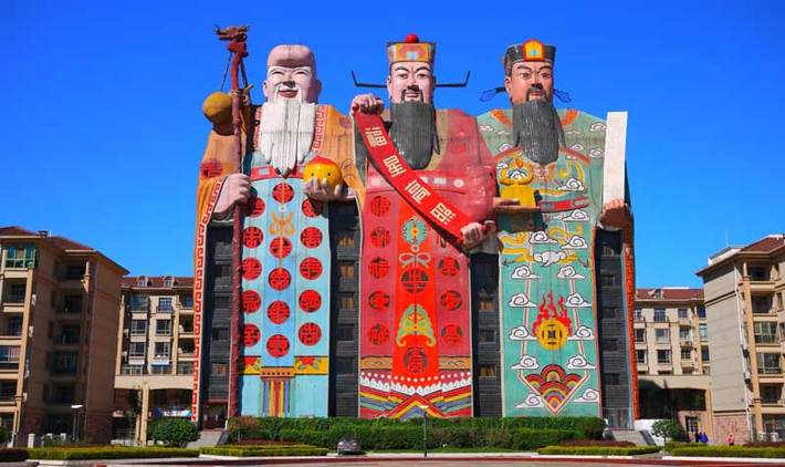 Khách sạn Thiên Tử ở thành phố Tam Hà, tỉnh Hà Bắc mô phỏng hình ảnh của 3 ông Phúc - Lộc - Thọ, tượng trưng cho may mắn, thịnh vượng và trường thọ. Thoạt nhìn nhiều người có thể nhầm tưởng đây là một ngôi chùa.