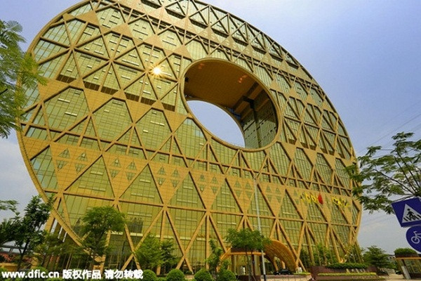 Tòa nhà hình đồng tiền. Nguồn ảnh: BP, Qsgz.gz, Chinadaily.