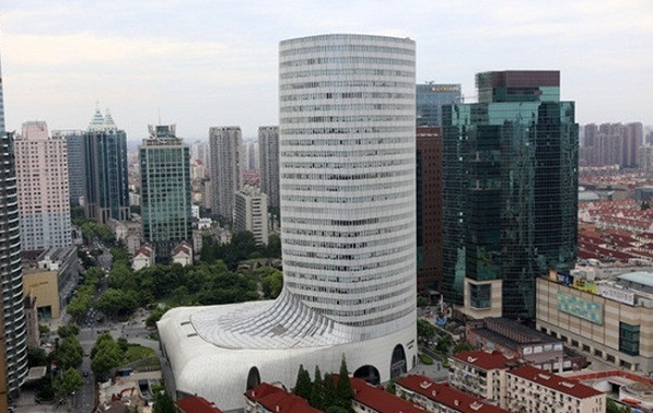 Dáng vẻ bề ngoài quá giống với một chiếc ủng, thế nên nhiều người đã gọi tòa Trung tâm Thượng Hải Kiều Thượng Gia này là "tòa nhà chiếc ủng".