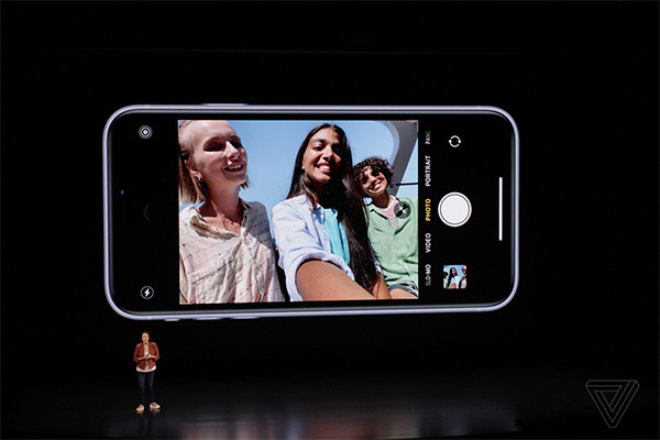 Camera selfie của iPhone 11 có độ phân giải 12 MP, góc rộng, quay video 4K, 60 FPS. Apple kêu gọi người dùng chụp selfie với chế độ slowmotion. Họ gọi đây là "slowfie".