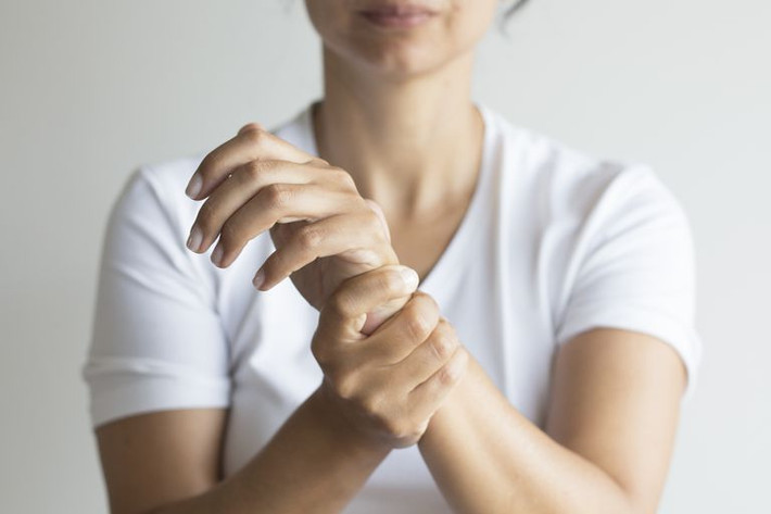 Bài tập 2: Tư thế duỗi tay qua đầu. Đây là một tư thế yoga giúp trị chứng đau cổ tay hiệu quả. Ảnh: alobacsi.