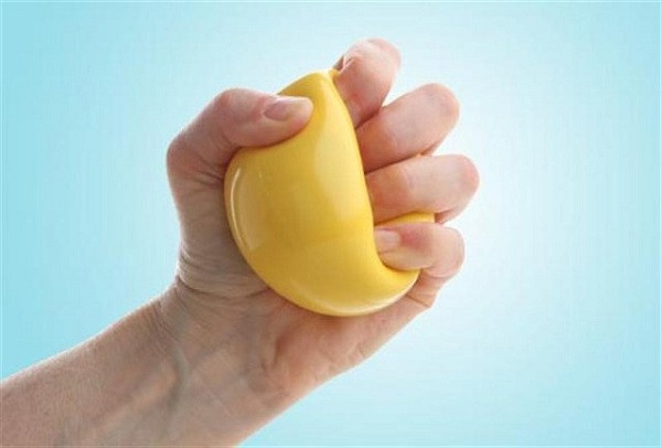 Bài tập 3: Bóp bóng. Đây là một bài tập dễ dàng thực hiện ở bất cứ đâu, bất cứ lúc nào, giúp tăng cường cơ cổ tay và cơ tay. Ảnh: chuabenhkhop.