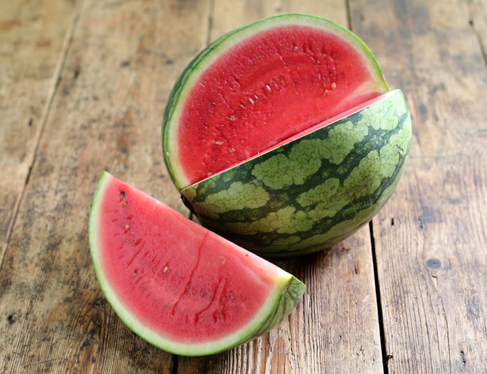 Dưa hấu là nguồn cung cấp hai hợp chất thực vật mạnh mẽ - citrulline và lycopene, giúp trì hoãn sự mệt mỏi sau khi chạy bộ và giảm đau nhức cơ bắp. Ảnh: abelandcole.