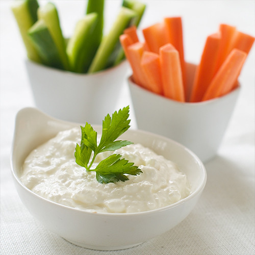 Hummus chứa nhiều protein trong khi các loại rau sống là nguồn cung cấp calo và vitamin tuyệt vời cho bạn. Ảnh: truhealthfitness.