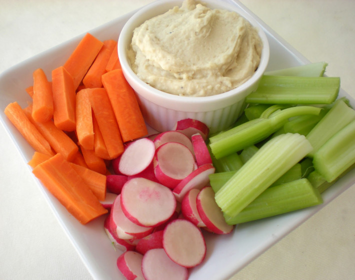 Món hummus kèm rau sống cũng là lựa chọn hoàn hảo sau khi chạy bộ. Ảnh: bloodsugarsolution.