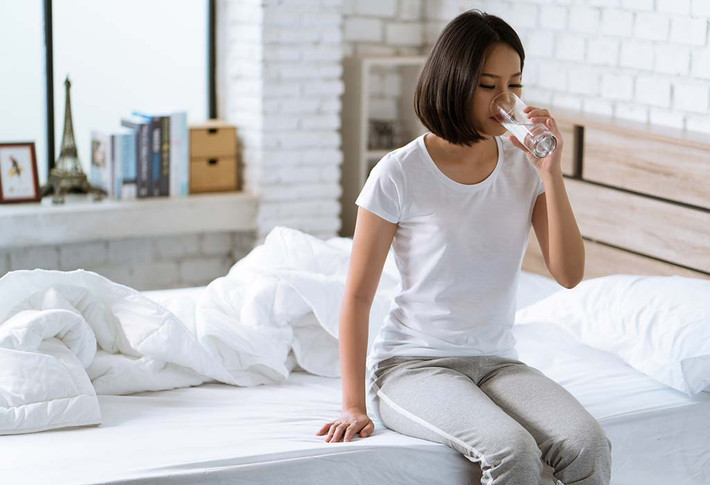 Mệt mỏi là một trong những dấu hiệu của mất nước. Do đó, hãy uống nước khi bạn thấy mệt để giúp bạn tỉnh táo hơn. Ảnh: EEverydayhealt
