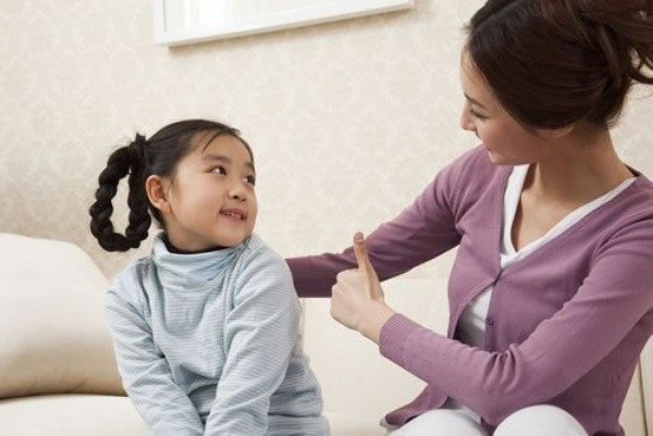 Bố mẹ nên dành thời gian trò chuyện cùng con. Những câu chuyện nhẹ nhàng sẽ giúp bạn phát hiện góc khuất trong lòng con cái, từ đó có cách giúp con vượt qua khó khăn.