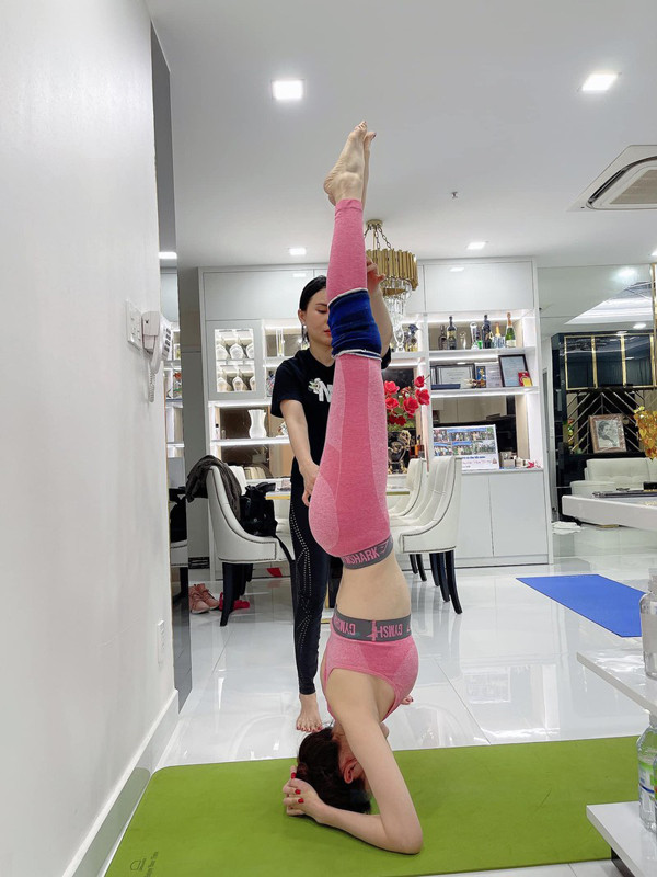 Bình thường, đồ tập sẽ được may với chất liệu có độ thấm hút mồ hôi tốt, độ co giãn và đàn hồi, ôm sát vừa phải để không gây vướng víu, hạn chế hoạt động. Chất liệu may trang phục đồ bơi khó có thể đáp ứng những tiêu chí trên khiến người tập dễ đối diện với những chấn thương không mong muốn.