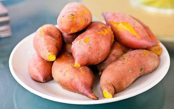 Khoai lang chứa nhiều beta carotene có khả năng giảm thiểu nguy cơ thiếu hụt vitamin A, đồng thời tăng cường sức đề kháng cho cơ thể, từ đó ngăn ngừa hiệu quả sự tấn công của các gốc tự do gây bệnh ung thư.
