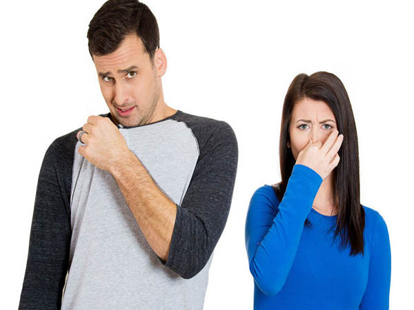 Độ ẩm cao còn khiến quần áo dễ có mùi hôi, ẩm ướt rất bất tiện. Để bảo vệ sức khỏe, bạn nên phơi quần áo – đặc biệt là quần áo trẻ nhỏ, đồ lót dưới ánh nắng mặt trời để tiêu diệt vi khuẩn, giúp quần áo thơm tho, sạch sẽ hơn.