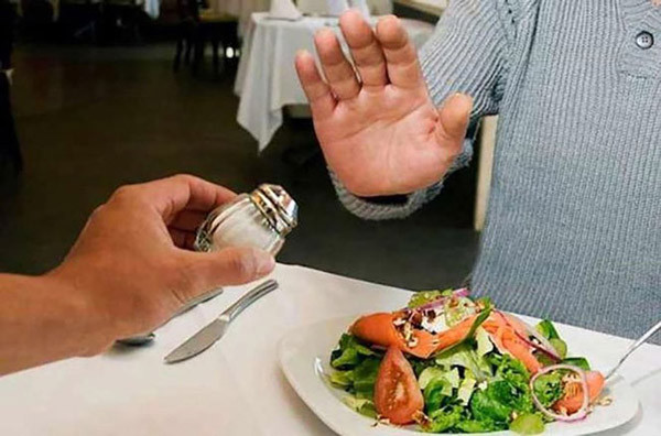 Nhằm ngăn ngừa nguy cơ suy thận, chuyên gia khuyên không nên ăn nhiều chất béo, ăn mặn trước khi đi ngủ. Nguyên nhân bởi chế độ ăn nhiều muối, đường và chất béo có thể gây gánh nặng cho thận. Nó cũng khiến bạn khó kiểm soát được lipid máu, dễ gây tổn thương nghiêm trọng tới chức năng hoạt động của thận. Từ đó đẩy nhanh tình trạng suy thận.