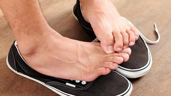 Hôi chân: Chân là nơi tiếp xúc nhiều với sàn nhà, dễ bị bám bẩn nên thường “nặng mùi” hơn so với những bộ phận khác. Tình trạng này dễ được cải thiện khi bạn chú ý vệ sinh kịp thời. Vậy nhưng, nếu thường xuyên rửa chân mà vẫn ám mùi thì có thể đây là dấu hiệu bệnh thận.