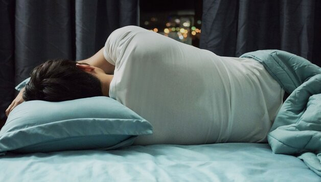 Đổ mồ hôi trộm ban đêm – thiếu âm: Đổ mồ hôi trộm còn được biết đến với thuật ngữ “đổ mồ hôi đêm”. Những người này thường có đặc điểm tay chân nóng, buồn bực, mặt đỏ bừng và sốt, miệng họng khô rát.