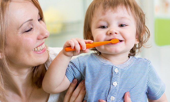 Để bảo vệ sức khỏe, bạn nên hướng dẫn con súc miệng, đánh răng sau khi ăn khoảng 20 phút. Bằng cách này, bạn sẽ giảm thiểu lượng đường bám dính chân răng của con.