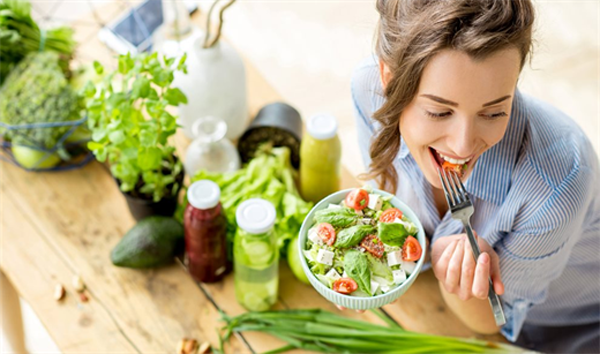 Với trường hợp tuyến mồ hôi quá lớn, bạn có thể đến bệnh viện để cải thiện bằng phương pháp laser. Trường hợp mồ hôi nặng mùi, bạn nên điều chỉnh chế độ ăn nhạt, ít gia vị, nhiều trái cây và rau xanh.