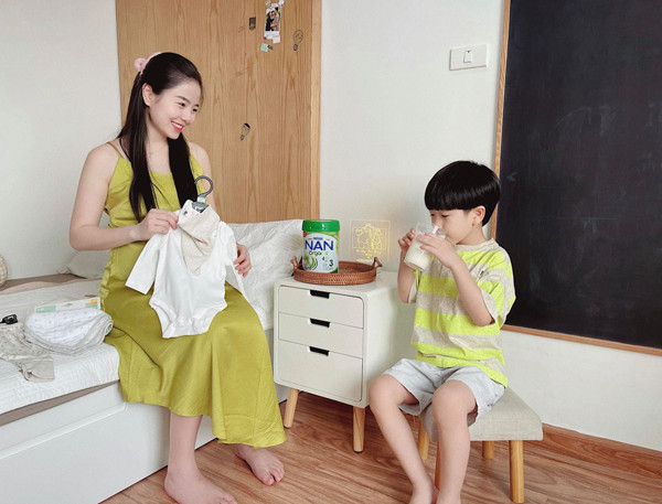 Không chỉ có vẻ ngoài nổi trội, Nam Thương còn có gu thời trang tinh tế. Cụ thể, hot mom ưu tiên trang phục thoải mái, phù hợp với phụ nữ mang thai.