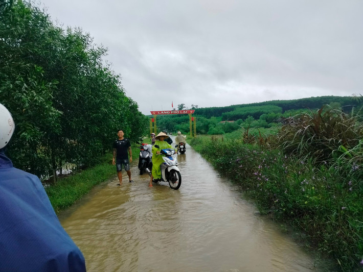 Theo đó với việc mưa cường suất lớn gây ngập úng, ngập lụt cục bộ, thoát chậm cho một số tuyến đường nội đô TP. Huế. Tại các huyện Quảng Điền, Phong Điền xảy ra ngập lũ ở các thôn, xã thấp trũng.