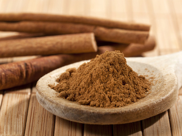 Quế: Quế giúp chống lại các triệu chứng của ngộ độc thực phẩm, đặc biệt là buồn nôn và nôn ọe. Tác dụng chống vi khuẩn E.coli của quế cũng giúp điều trị ngộ độc thực phẩm trong thời gian ngắn hơn.