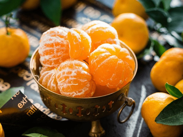Cam: Cam là giúp ổn định dạ dày trong thời gian ngắn. Cần thận trọng, tránh ăn quá nhiều vì cam có thể làm tăng ợ nóng và trào ngược axit.