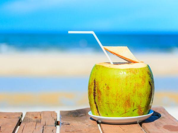 Nước dừa: Nước dừa là giải pháp cấp nước tuyệt vời vì đáp ứng được nhu cầu bù lại chất điện giải bị mất. Các triệu chứng ban đầu của ngộ độc thực phẩm thường là nôn bắt đầu hoặc tiêu chảy, dẫn đến mất nước và chất điện giải. Nước dừa giúp giữ nước và làm dịu dạ dày. Axit lauric trong nước dừa giúp tiêu diệt các mầm bệnh có hại gây lây truyền bệnh qua thực phẩm.