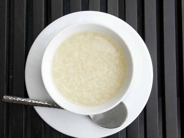 Gạo hoặc nước gạo: Nước gạo là thực phẩm tốt nhất để ngăn ngừa cơ thể bị mất nước. Nó giúp bù lại chất lỏng bị mất do nôn hoặc tiêu chảy vì ngộ độc thực phẩm. Nước gạo làm giảm số lần đi cầu và lượng chất thải cũng như làm thư giãn hệ tiêu hóa.