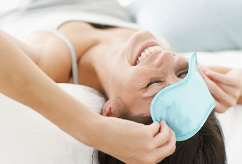 Nằm ngửa khi ngủKhi bạn ngủ ở tư thế nằm nghiêng hay nằm sấp vào ban đêm sẽ tạo nên những nếp hằn trên bề mặt da, thậm chí không mờ khi bạn thức dậy. Nằm úp mặt xuống gối còn khiến mặt bạn có thể dúm lại, lông mày cũng nhăn nheo.