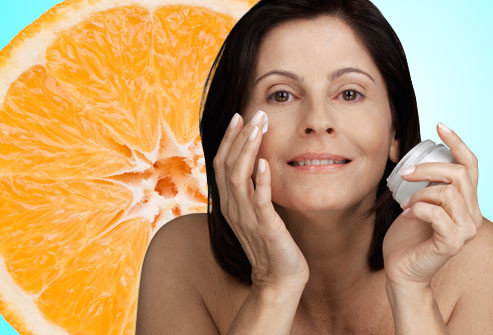Bổ sung vitamin C Vitamin C giúp bảo vệ da chống lại các tổn thương từ tia UVA và UVB. Các nghiên cứu cũng cho thấy các loại kem dưỡng có vitamin C có thể giúp bổ sung collagen cho da, và làm giảm nếp nhăn.