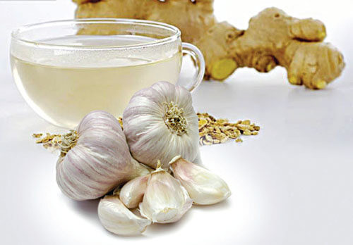 Ngoài ra, bạn cũng có thể giã nát gừng với tỏi rồi đắp vào chỗ răng đau trong khoảng 3-5 phút mỗi ngày một lần. Ảnh nhakhoaparis.