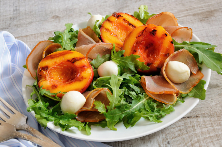 Quả xuân đào (nectarine) cũng là một loại trái cây nướng siêu ngon. Nectarine tương tự như quả đào, cũng có cùng một quá trình caramel hóa cho hương vị ngon khó cưỡng. Hầu hết mọi người chọn ăn nướng một mình như một món tráng miệng đơn giản, nhưng bất cứ điều gì bạn có thể làm với quả đào nướng thì bạn cũng có thể làm với quả xuân đào.