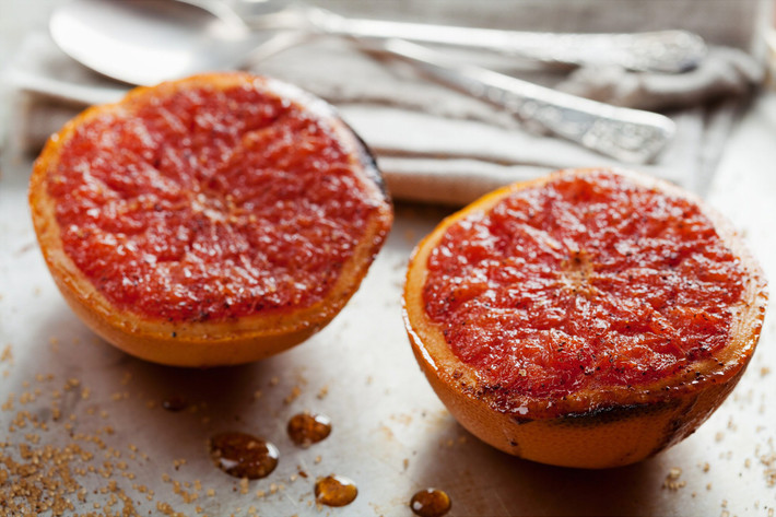 Bưởi chùm (grapefruit) có thể nướng lên như một món khai vị hay món tráng miệng. Bạn có thể thêm kem hoặc sữa chua tạo nên một hiệu ứng tuyệt vời. Các loại quả hơi chua nhẹ đều cho hương vị hoàn hảo khi đem nướng.