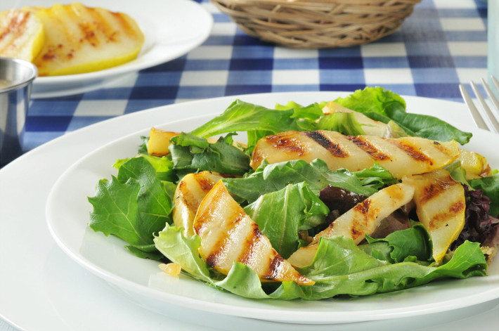 Quả lê rất hợp để nướng. Bạn có thể kẹp lê nướng trong bánh sandwich, trộn salad hoặc chế biến một món tráng miệng đặc biệt. Vị chua nhẹ của quả lê thực sự hoàn hảo khi nướng lên nhờ quá trình caramel hóa.
