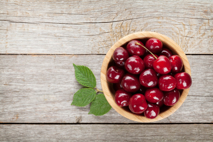 Anh đào (quả cherries) có lẽ là loại trái cây bạn không bao giờ nghĩ đến việc nướng. Nhưng có người đã làm vậy cho cocktail hoặc nước chanh ngon hơn rất nhiều. Bạn hãy thử xem.