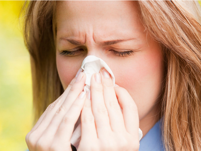1. Dị ứng Tình trạng dị ứng giải phóng histamine làm giãn mạch máu, dẫn đến tăng lưu lượng máu dưới mắt. Histamine cũng gây ngứa ngáy, có thể gây sưng, viêm và tích tụ chất lỏng dưới mắt, dẫn đến quầng thâm và làm mắt mệt mỏi .