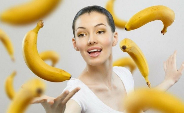 Chuối, sữa và nước hoa hồng Chuối là một loại kem dưỡng ẩm tuyệt vời. Trộn chuối nghiền với sữa bột, vài giọt mật ong và thêm nước hoa hồng nếu bạn có da nhờn. Để mặt nạ trong 20 phút trước khi rửa sạch. Thực hiện đều đặn hai lần mỗi tuần, bạn sẽ không bao giờ phải lo làn da mình khô nẻ, mất nước, thiếu sức sống.