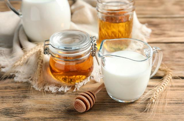 Sữa và mật ong Sự kết hợp tuyệt vời của kem sữa và mật ong là một loại kem dưỡng ẩm da tuyệt vời. Trộn một thìa kem sữa với 1 thìa mật ong, thoa hỗn hợp lên khắp mặt và cổ, rửa sạch sau 15 và cảm nhận làn da tươi mới.