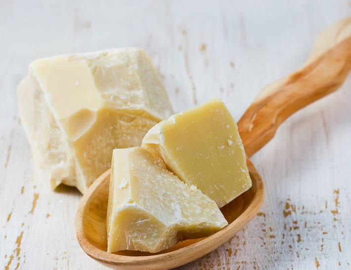 Bơ ca cao và dầu ô liu Nuôi dưỡng làn da với mặt nạ pha trộn từ một thìa bơ ca cao và dầu ô liu có tác dụng dưỡng ẩm sâu cực tốt. Thoa hỗn hợp này lên mặt và cổ và thư giãn trong 15 phút. Rửa sạch và cảm nhận làn da mềm mại, tươi sáng. Các loại mặt nạ từ bơ ca cao sẽ không phù hợp nếu da bạn dễ bị mụn.