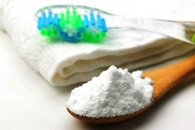 Làm sạch răng Baking soda là chất hoạt động tốt để loại bỏ mảng bám và vi khuẩn trong miệng. Nhúng bàn chải ướt vào bột baking soda, chải răng như bình thường và cảm nhận hàm răng trắng sạch.