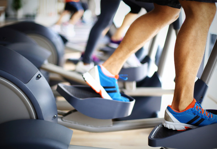 Máy tập toàn thân Elliptical Tập máy Elliptical là một cách tuyệt vời để đốt mỡ bụng vì bạn có thể tăng cường độ vận động mà không làm tăng tác động lên khớp. Chỉ cần đảm bảo rằng nhịp tim lên đến 70- 80% nhịp tim tối đa. Hãy giữ chế độ QuickStart bốn lần một tuần để tăng nhịp tim và đốt mỡ bụng.