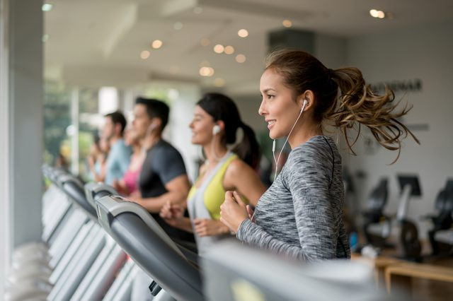 Máy chạy bộ Máy chạy bộ giúp đốt mỡ và rèn sức bền rất tốt. Bắt đầu bằng việc chạy khởi động để làm ấm cơ thể, sau đó nhấn hai nhịp chạy leo dốc, và tiếp theo là một nhịp chạy nước rút.