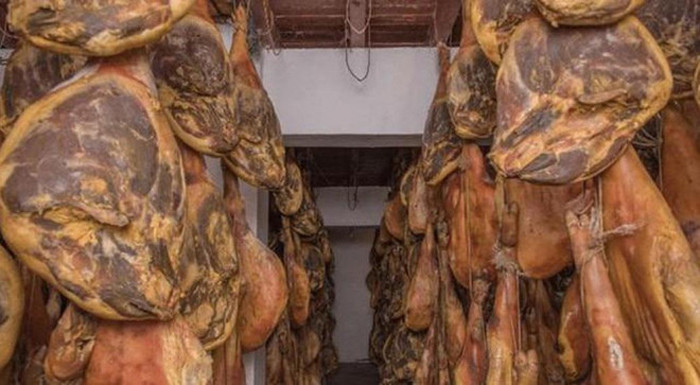  Thịt lợn xông khói khá phổ biến ở Trung Quốc. Tuy nhiên, thịt lợn xông khói được sản xuất ở thành phố Kim Hoa, tỉnh Chiết Giang được đánh giá đặc sắc hơn cả. Khác với những loại thịt hun khói thông thường, người dân ở đây chỉ sử dụng phần đùi lợn ngon nhất để dùng.