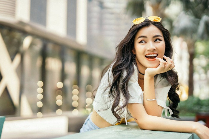 Áo croptop khoe eo thon cũng không làm khó được mỹ nhân 9X.