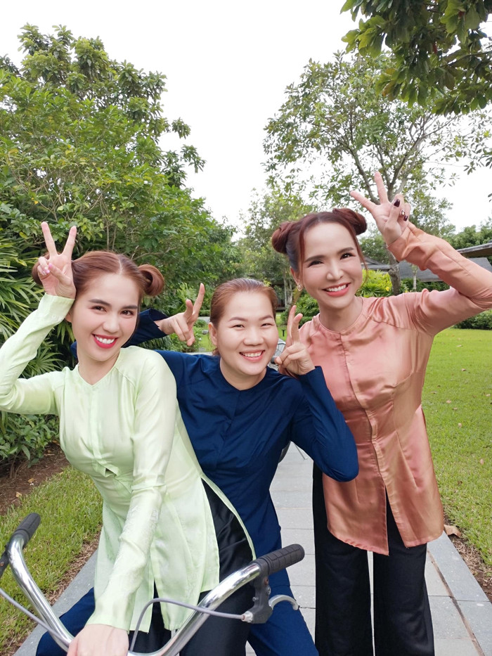Cùng diện áo bà ba nhưng chị gái Ngọc Bích, trợ lý Thúy Kiều không mắc lỗi trang phục giống diễn viên "Vòng eo 56".