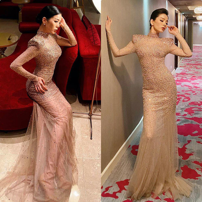 Cô sẵn sàng đính lên váy áo hàng loạt sương sa giúp mình tỏa sáng như một viên kim cương trên sân khấu.