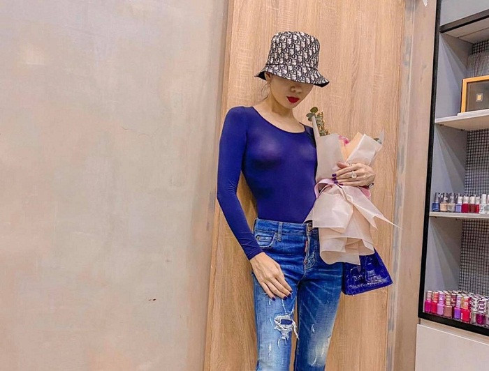 Việc diện áo quá mỏng hoặc cách mix với áo ngực màu sắc thiếu hài hòa chính là 2 yếu tố tạo nên sự cố trang phục này.