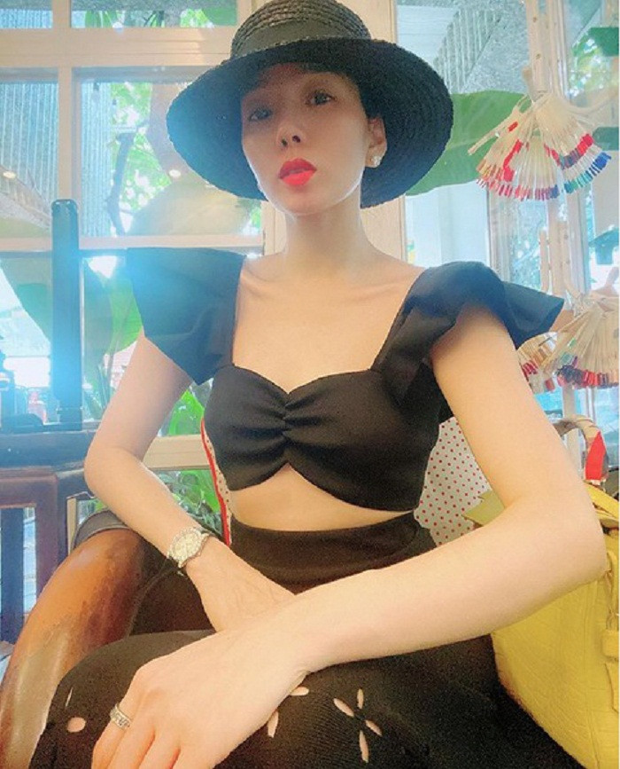Hiện tại, Lệ Quyên nặng khoảng 45kg cùng vòng eo 56-58 cm. Sở hữu thân hình cò hương nhưng cô rất chăm diện các thiết kế áo croptop, đầm ôm sát "tố cáo" vóc dáng nhỏ bé.