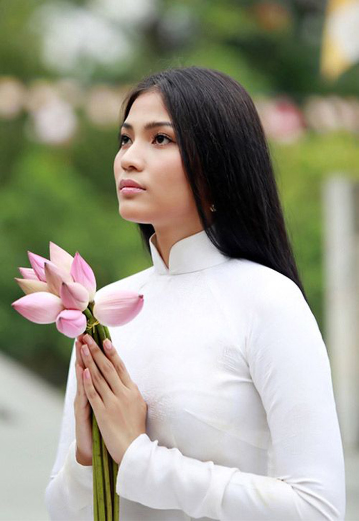 Không chỉ là truyền thống gia đình, á hậu Trương Thị May ăn chay bởi sự đơn giản, bình yên trong tâm hồn: "Tôi thích ăn chay trường một phần cũng vì đó là những món ăn rất đơn giản và thuận lợi... Việc ăn chay trường và "sống xanh" chắc chắn sẽ đem đến sự an lạc và thoải mái trong tâm hồn".