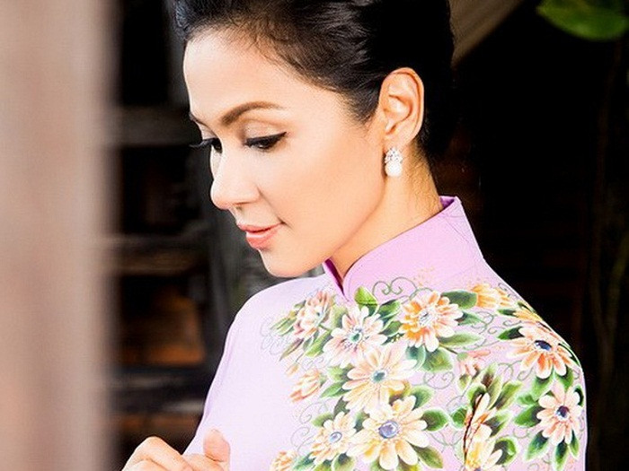 Bước sang tuổi 48, diễn viên “Người đẹp Tây Đô” vẫn khiến nhiều người say đắm với nhan sắc xinh đẹp, trẻ trung. Trải qua nhiều thăng trầm trong cuộc sống, Việt Trinh vẫn giữ được mặn mà ít ai sánh kịp.